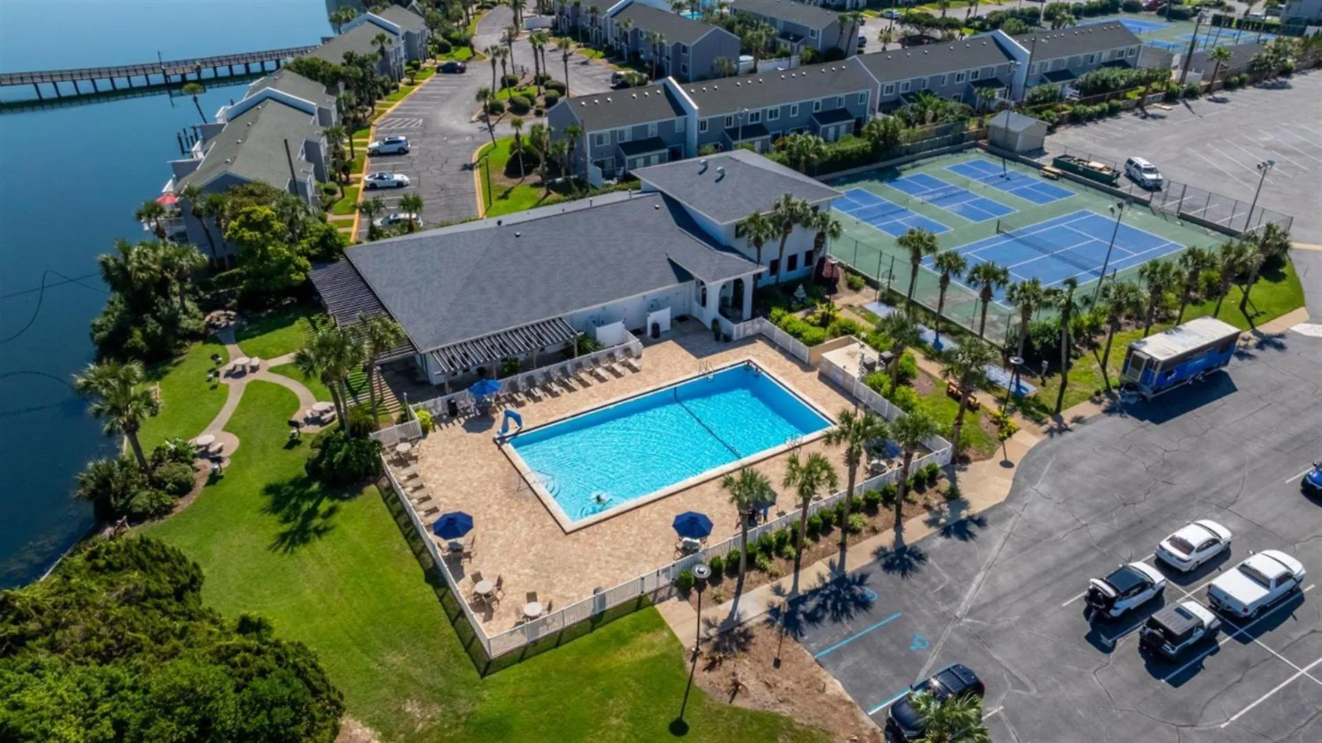 1095 Shoreline - Bedroom Beach Front Condo Free Beach Setup Destin 0*,  United States